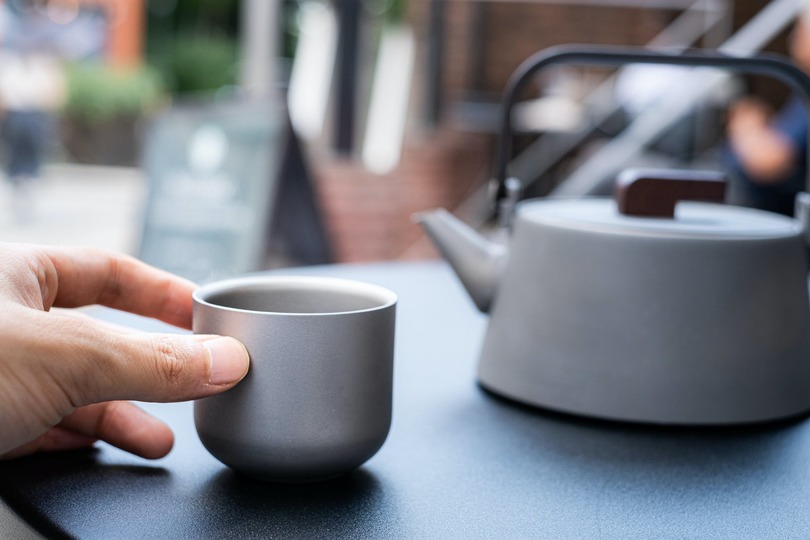 まさに「アウトドア仕様の茶器」。純チタン製で軽量なティーケトル&カップが登場