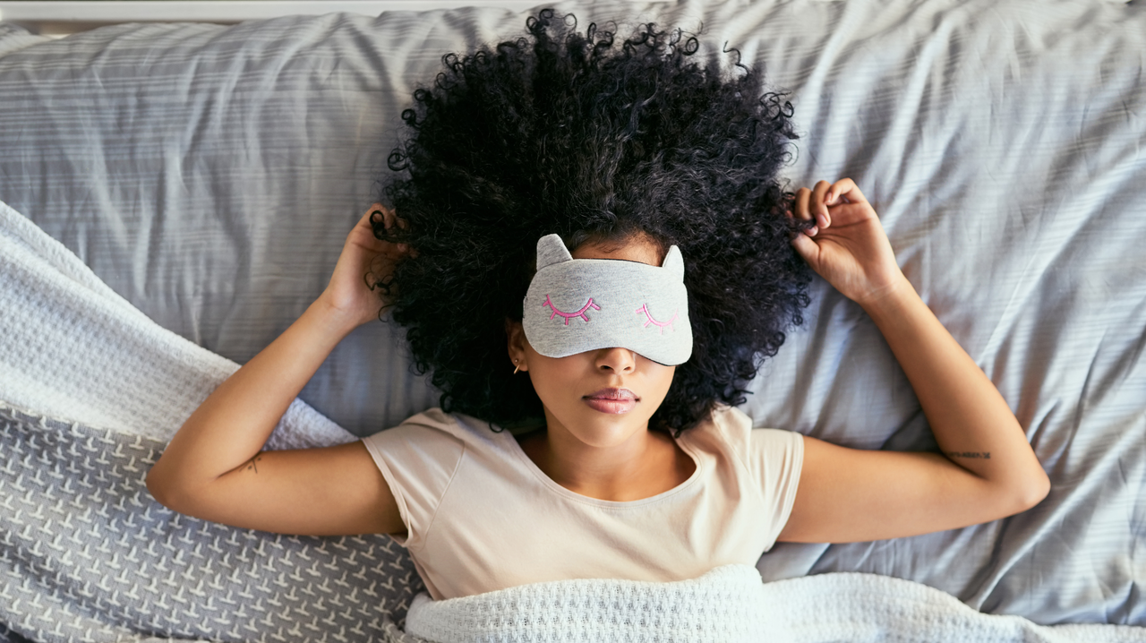 アイマスクをして眠る女性