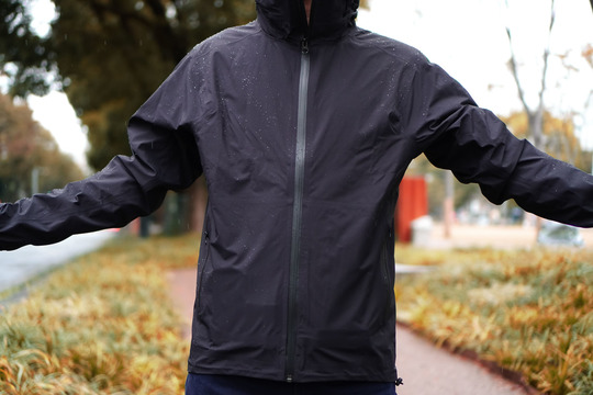 雨の日でもシンプルに着こなせる高撥水のアウターを着てみた ライフハッカー 日本版