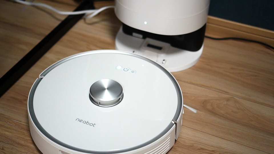 ゴミ収集が自動で楽! コスパ良しのロボット掃除機を使ったら手放したくなくなった