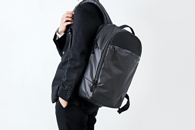 シンプルだから使いやすい。背負い心地にもこだわった「LACONIC BACKPACK」