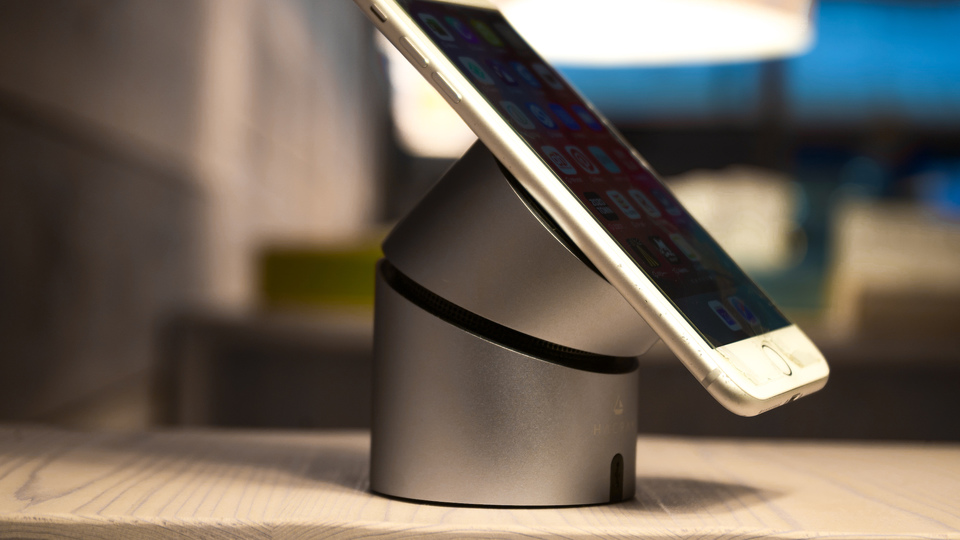 スマホをワイヤレス充電できるスピーカー「HACRAY Twist」を使ってみた