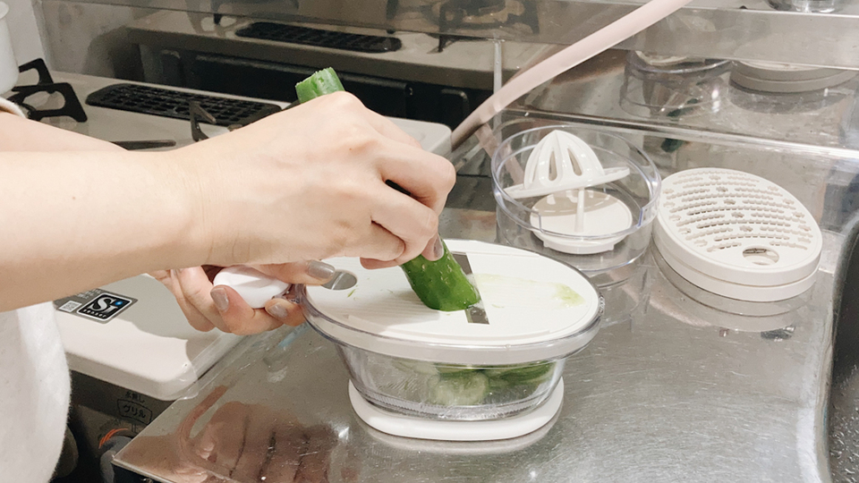 料理中のあらゆるストレスを解消! 1台5役のコンパクトスライサー