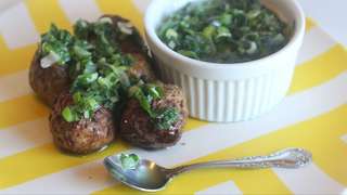 ネギソースをかけたミートボール