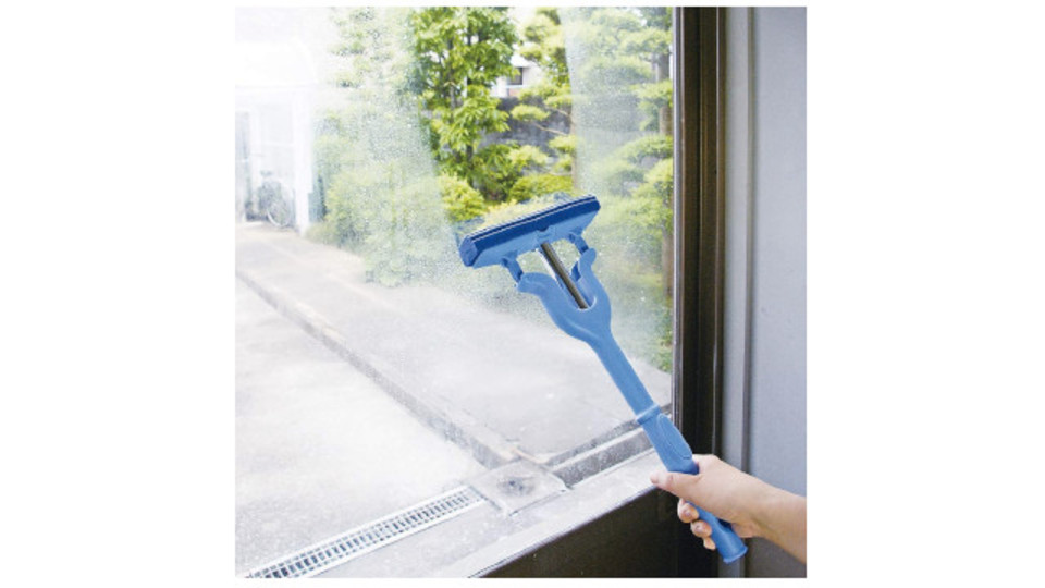 高い所の結露もグイグイ吸い取るワイパーは、触らなくても絞れるぞ