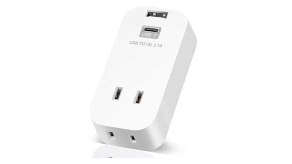 Amazonタイムセールで、1000円台のUSB-CとAにAC2口搭載の小型電源タップや700円台の磁石付き足洗いマットとかかと用やすりのセットがお買い得に