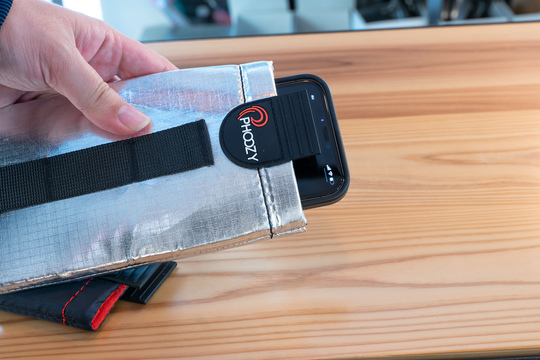 耐熱 耐寒 耐衝撃 水に浮くタフなスマホケースを使ってみた ライフハッカー 日本版