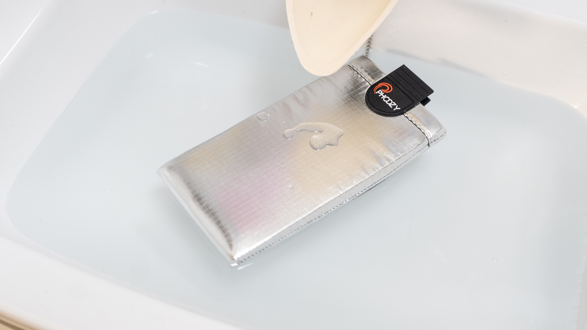 耐熱 耐寒 耐衝撃 水に浮くタフなスマホケースを使ってみた ライフハッカー 日本版