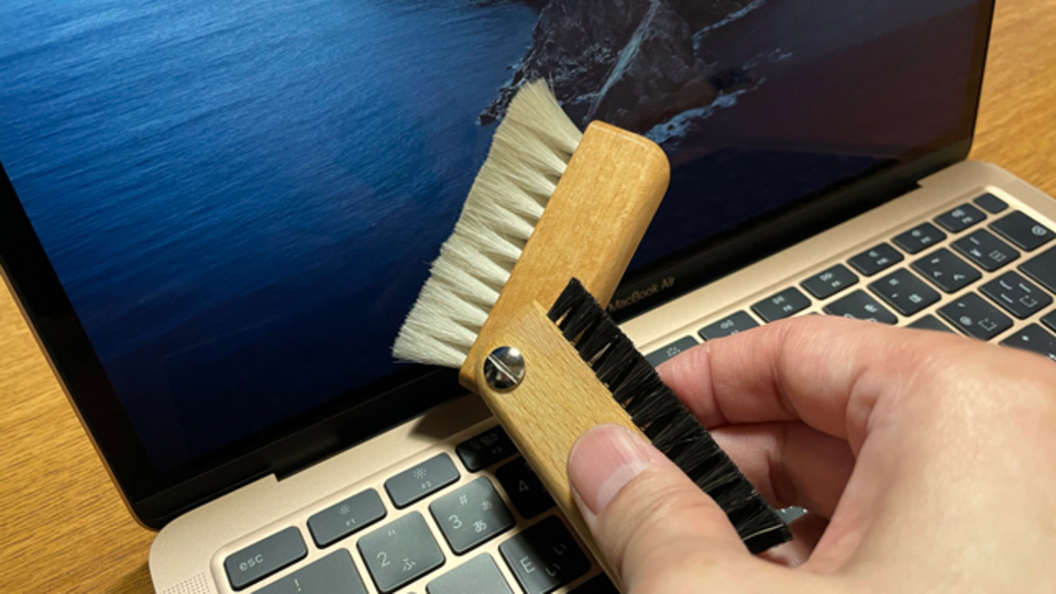 ホコリよさらば。MacBookのお手入れに『レデッカーノートPCブラシ』がオススメ