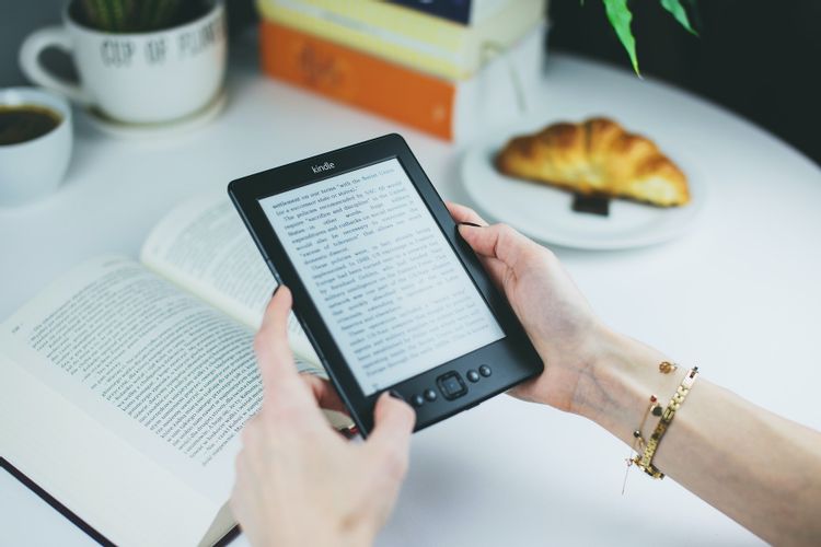 Using-a-kindle-and-a-physical-book