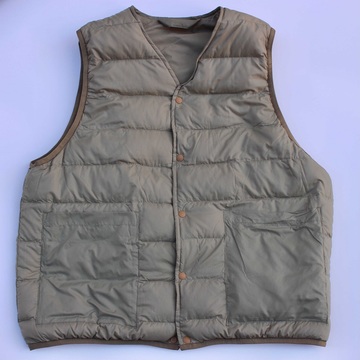 Muji Laboと無印良品のダウンベストを比較 サイズ感とデザインに細かい差が ライフハッカー 日本版