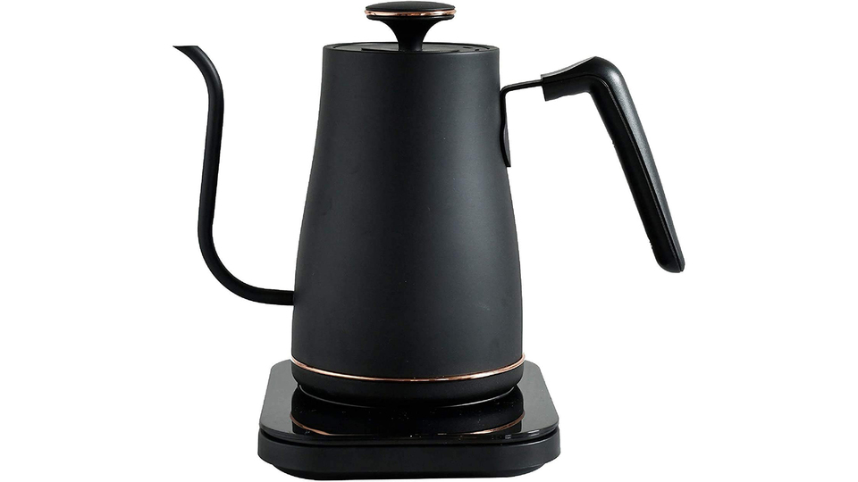 細口ノズルでカフェ気分。ドリップコーヒーを淹れやすい山善の「電気ケトル 0.8L」