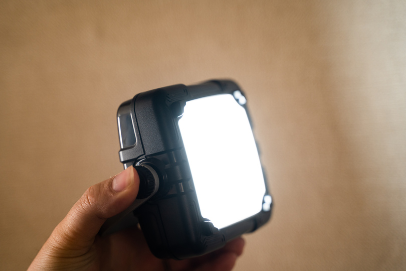 屋内でもOK! 最大150時間連続稼働の小型LEDランタンを使ってみた