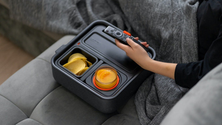 2軸スタビライザー搭載でこぼれない? ドリンクの置き場所に困らないオーガナイザー【今日のライフハックツール】