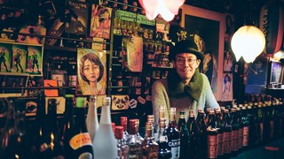 大盛況の新宿ゴールデン街のスナックはオンラインで何を売る?