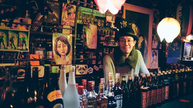 大盛況の新宿ゴールデン街のスナックはオンラインで何を売る？