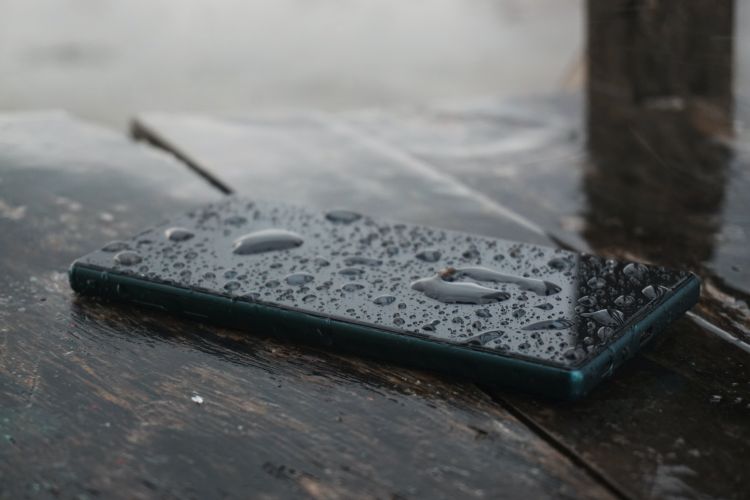 画面が濡れているスマホ
