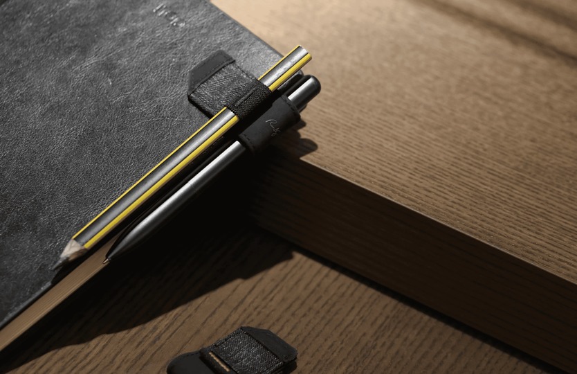 手帳やメモ帳にピタッとくっつくペンホルダーが登場
