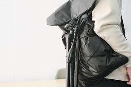 これぞ絶妙なサイズ感。コンパクトになる薄型バックパックを使ってみた