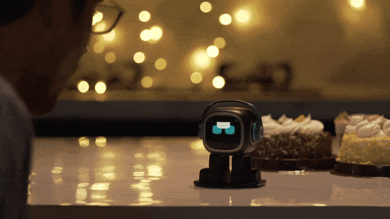 目覚ましや写真撮影などのお手伝いも! 表情豊か&超スマートなペットロボット「Emo」