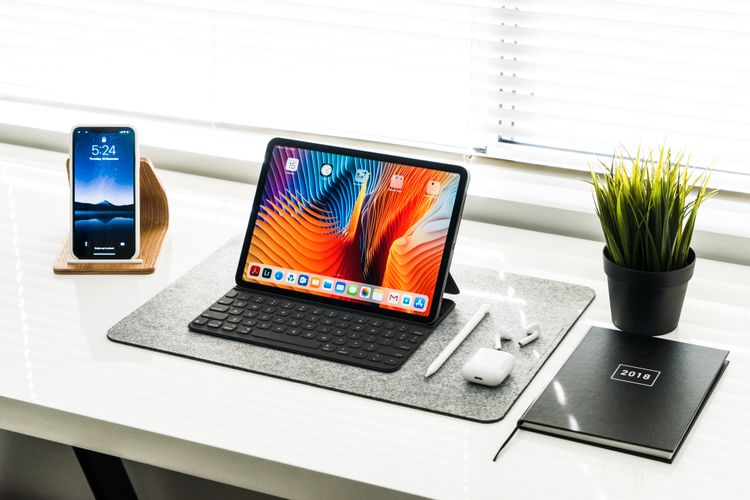 2in1タブレットやスマホがあるデスク