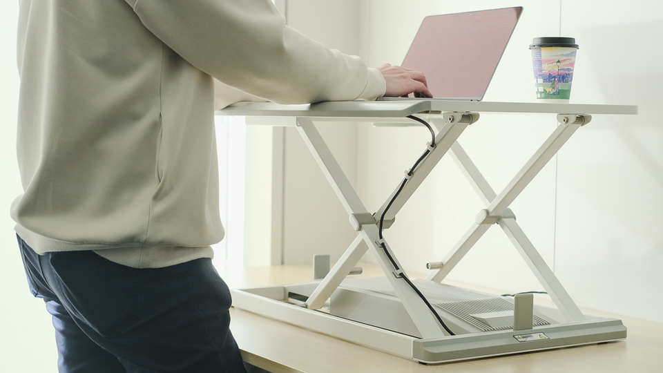 ボタンひとつで好みの高さになるデスク 在宅ワークの座りっぱなし問題が解決するかも ライフハッカー 日本版