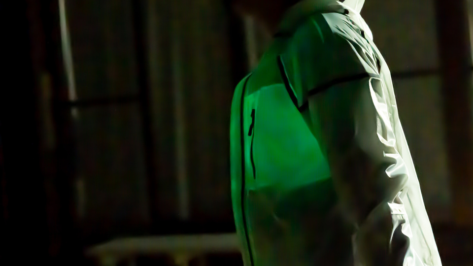 夜ランでも光るから安全! 電源不要のウェア「Firefly Jacket」を使ってみた