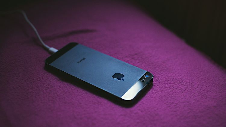 充電ケーブルにつないだiPhone