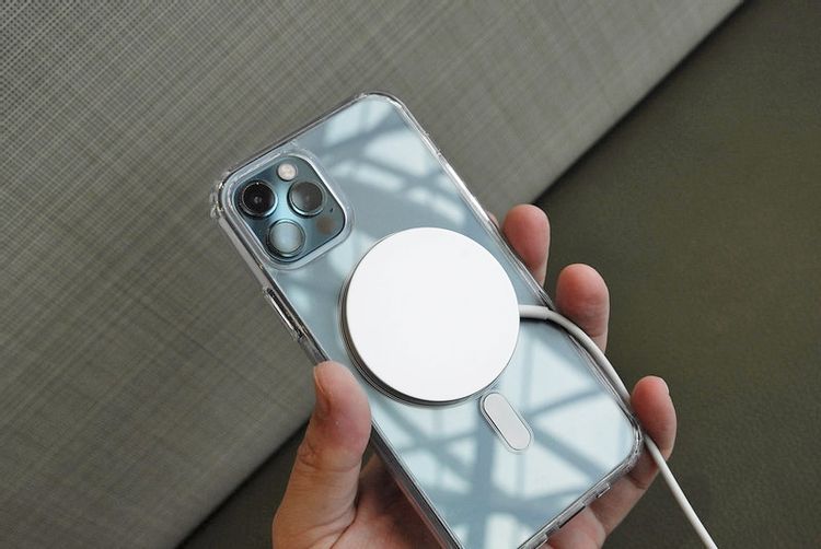 ワイヤレス充電器を付けたiPhone