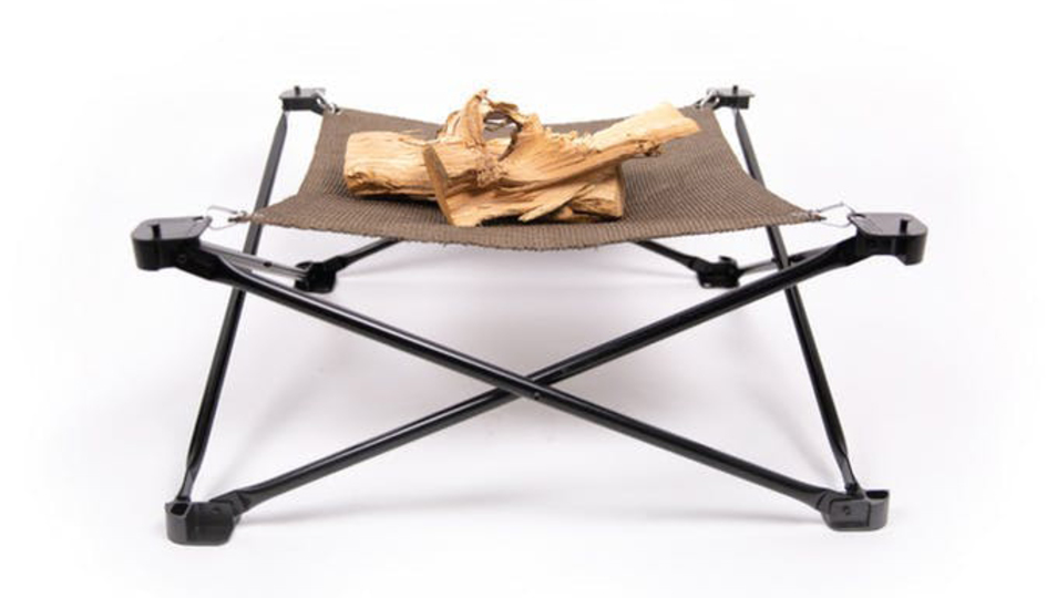 燃えない布で組み立て不要! 広げるだけのお手軽焚き火台&グリル「Folding Fire Mini」が登場