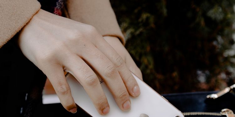 スマホを持っている手元