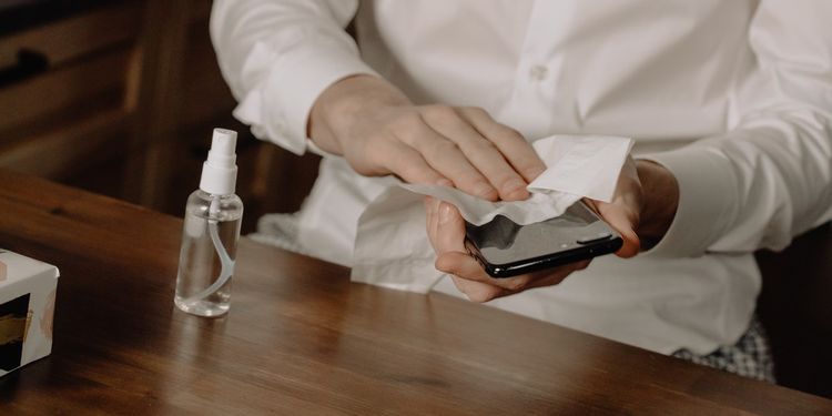 スマホの画面を拭いている