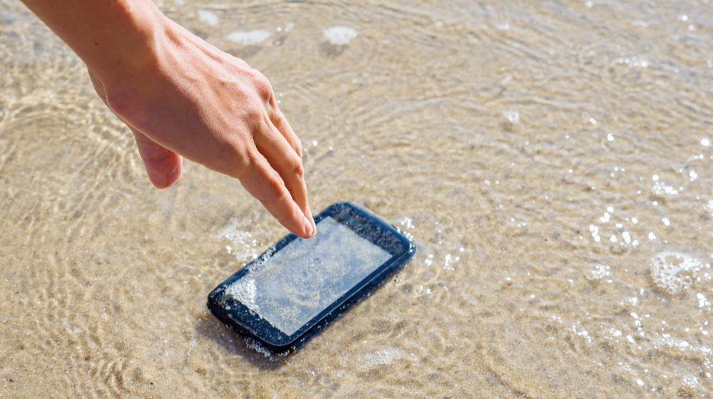 海にスマホを落とす