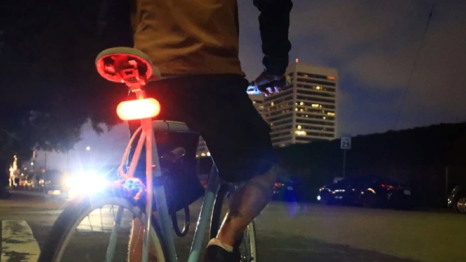 街乗りを安全快適に。ブレーキランプや方向指示器も搭載の自転車用ライト【今日のライフハックツール】