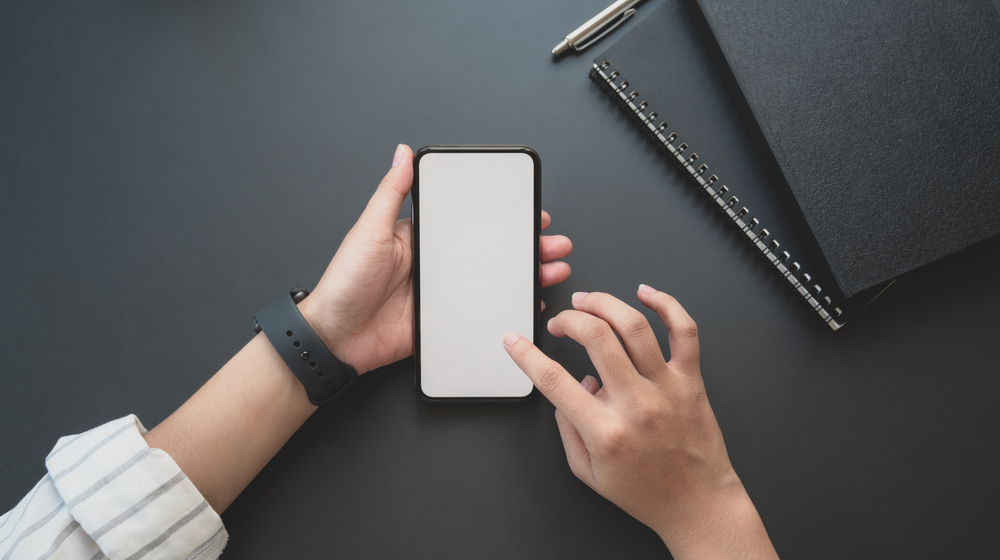 スマホを見る手元