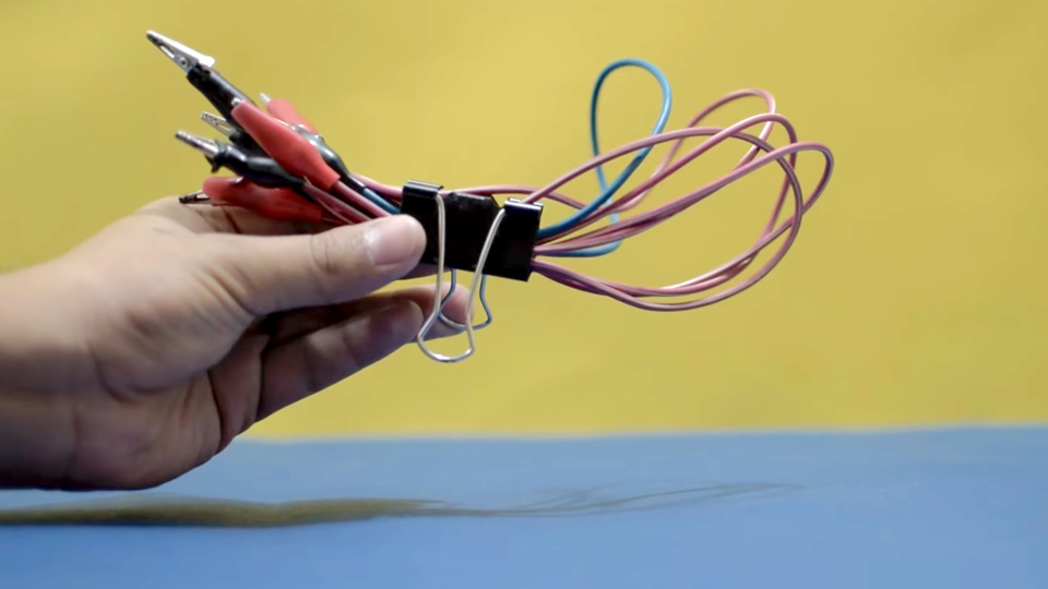 ダブルクリップ 14の活用法 スマホスタンドやコードホルダーに ライフハッカー 日本版