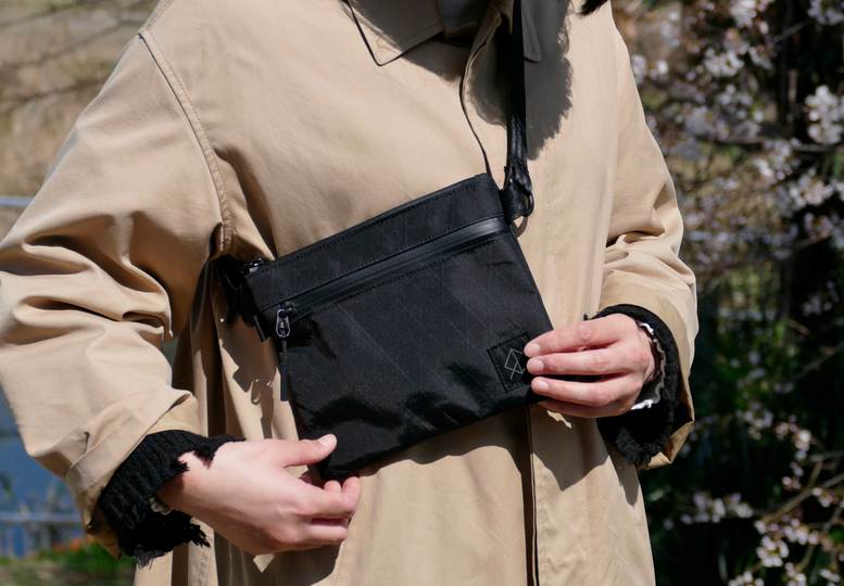 春の散歩やアウトドア用サブバッグに最高かも。ミニマルに荷物をまとめるサコッシュ&ポーチ