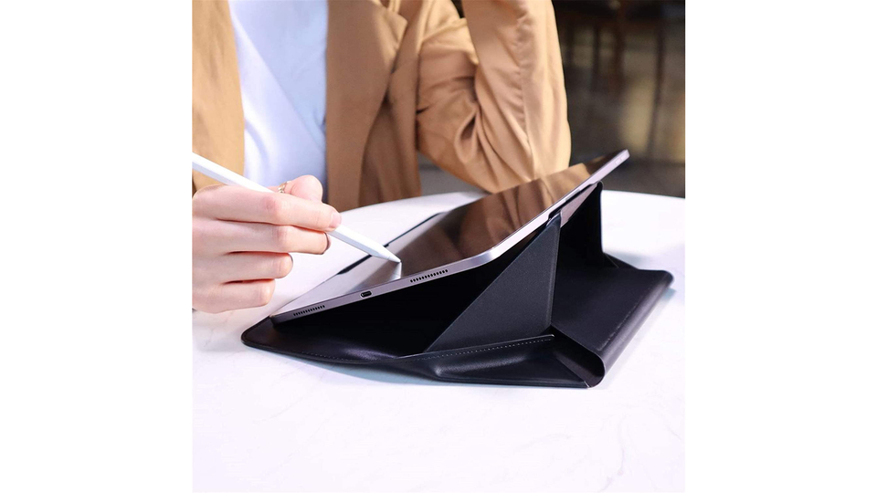2段階調整スタンドに変身。薄型で耐傷・防水仕様の『MOFT ノートPCケース』【今日のライフハックツール】