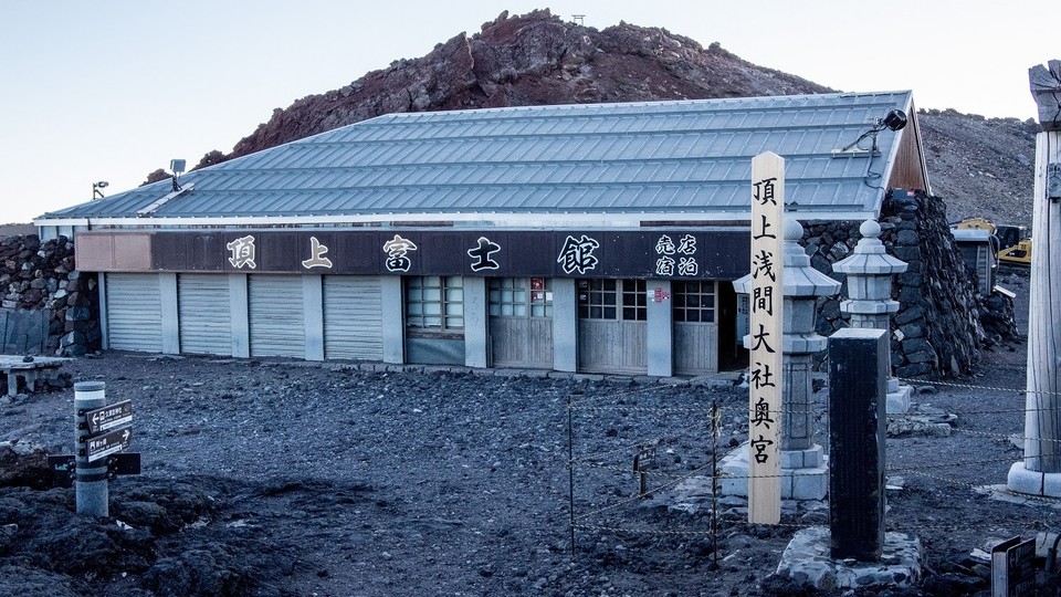 水も電気もない。富士山頂で働くってどんな感じ?