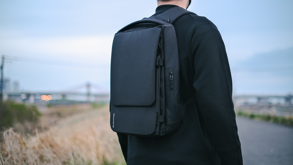 後ろ姿もスタイリッシュ。機能美溢れるバックパック「Pleatpack」を使ってみた