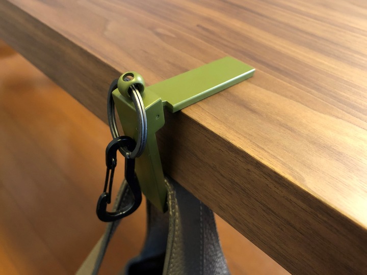 掛ける、吊るす、立てる。3way キーホルダー無限フックに新カラー登場