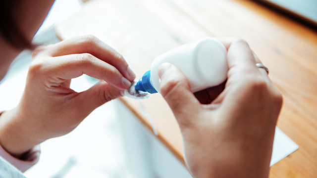 ｢布地やカーペットについた接着剤｣をきれいにはがすコツ