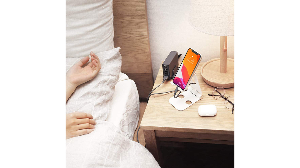 縦置き仕様でかさばらない。複数のデバイスをスマートに同時充電できるUSB充電器2種