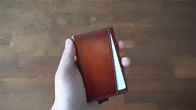 ギミック感が楽しい。カードがシュッと飛び出すレザー財布を使ってみた