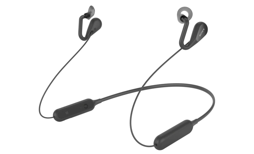 耳をふさがないオープンイヤースタイルのイヤホンなら、音楽を聴きながら会話が楽しめるぞ