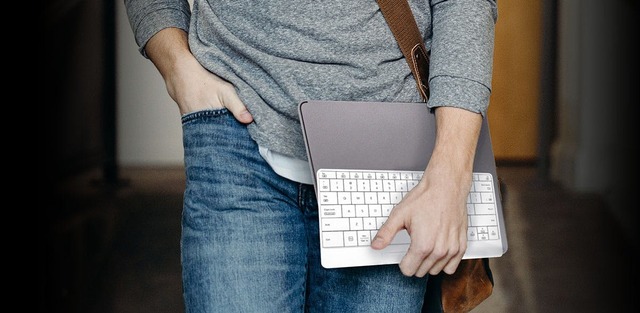 iPadやiPhoneでも使える! タッチパッド機能付きキーボード「mokibo」