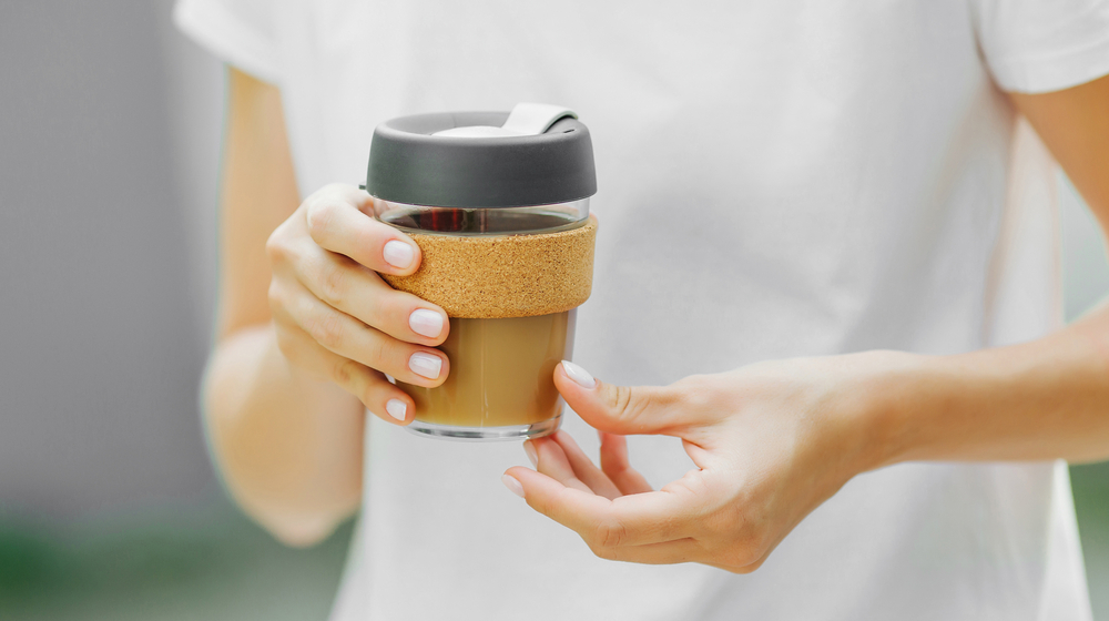 コーヒーを持つ