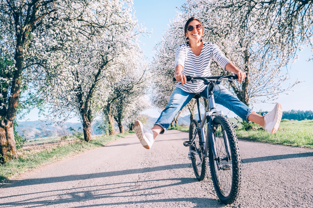 春、自転車に乗る女性