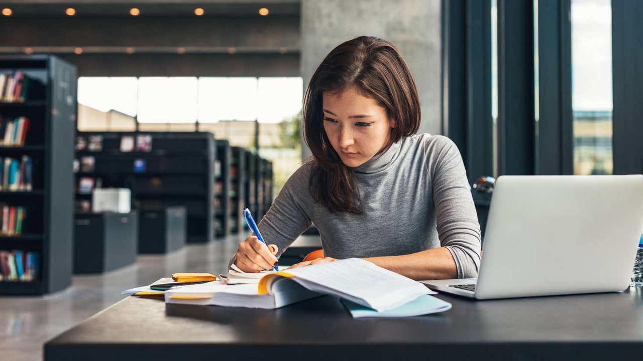 図書館で勉強する女性