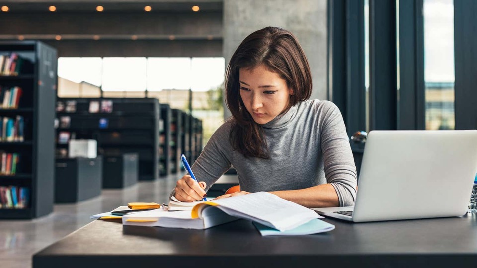 図書館で勉強する女性